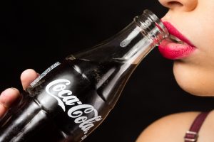 Chilenos redujeron un 21,6% el consumo de bebidas azucaradas tras alza impositiva
