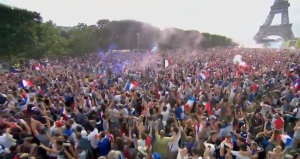 VIDEO| Masiva y multicultural: Así fue la celebración de los franceses al pie de la Torre Eiffel tras ganar el Mundial 2018
