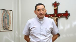 Ex canciller del Arzobispado de Santiago que fue formalizado por abuso sexual y estupro queda en prisión preventiva