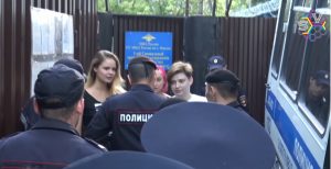 VIDEO| Activistas de Pussy Riot son detenidas a los segundos de ser liberadas de la cárcel y policía no explica por qué