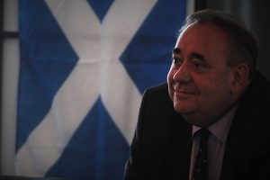 Acusan a ex primer ministro escocés de agresión sexual a dos funcionarias de su equipo cuando estaba en el cargo