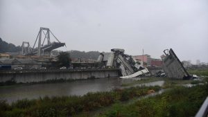 Siguen buscando heridos: Colapso de puente en Génova deja al menos 11 muertos