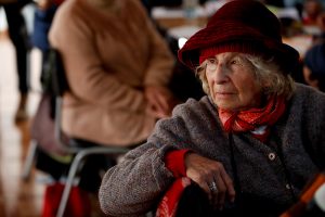 Soledad, abandono y depresión: Adultos mayores de 80 años lideran suicidios en Chile