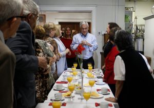 Al estilo Andrónico: Piñera busca a quien quiera "compartir un tecito" con él en Concepción