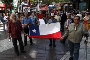 Adultos mayores preparan manifestación con rock and roll y tango alrededor de La Moneda para "remecer" conciencias