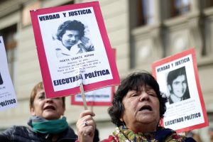 Presentan inédita solicitud de inhabilitación contra Hugo Dolmestch por libertad condicional de agentes de la dictadura