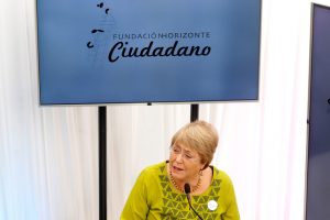 Michelle Bachelet lanza su fundación con nuevo gesto al lenguaje inclusivo: "Amigues los incluye a todos"