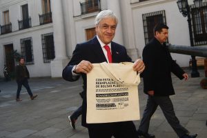 Piñera habría utilizado bolsas de material tóxico para celebrar ley que regula el plástico