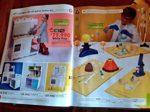 Ellas en la cocina y ellos en el laboratorio: Tiendas insisten en publicidad sexista por el Día del Niño y Niña