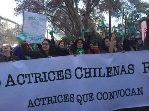 FOTOS| #Abortolegalya Masiva convocatoria alcanza pañuelazo internacional en la embajada de Argentina en Santiago