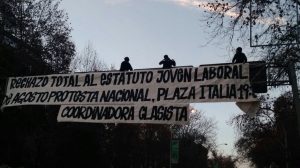 FOTOS| "Rechazo total al estatuto laboral": Colgaron lienzo en señalética de Vicuña Mackenna para convocar a manifestación