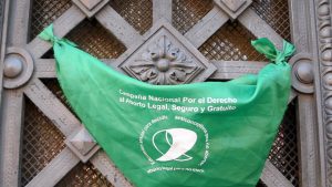 Allanan casas de feministas argentinas por “apología al aborto”: "Se llevaron los pañuelos verdes"