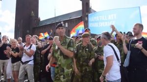 VIDEO| Comandante del ejército sueco canta Elvis Presley en plena marcha del Orgullo en apoyo a comunidad LGBTI+