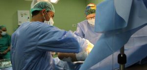 En excepcional cirugía, hombre amputado recibe un trasplante de brazos y hombros en Francia
