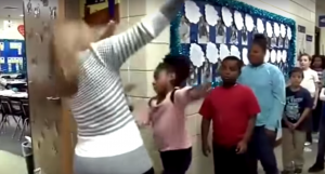 VIDEO| "Siento que me apoya en lo que sea": La profesora que inventó un saludo secreto para todos sus estudiantes