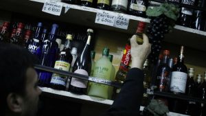 Más de 100 personas mueren tras beber alcohol adulterado en México