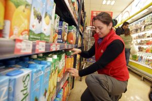 Supermercados deberán donar la comida por vencer o mal rotulada a organizaciones de caridad