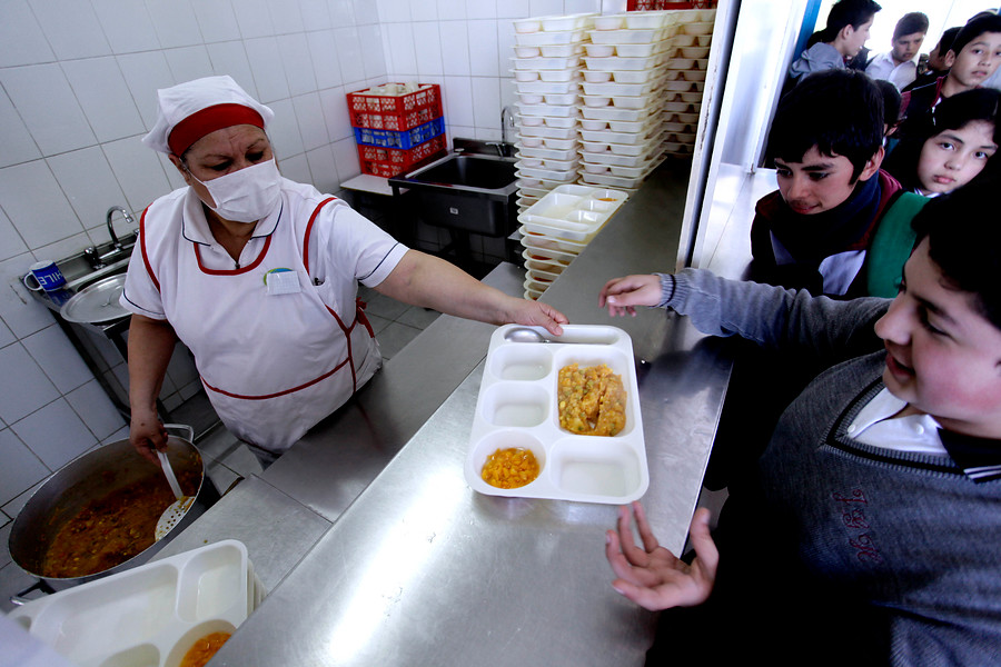 Manipuladoras de alimentos: Junaeb y DT acuerdan medidas para que empresas cumplan obligaciones