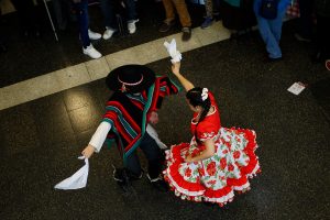 Por bailar cueca en la calle: Carabineros multó a pareja por ejercer "espectáculo público sin permiso municipal"