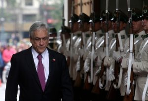 The Economist mete miedo en La Moneda: "El ambiente económico se está volviendo hostil justo cuando la luna de miel de Piñera está llegando a su fin"