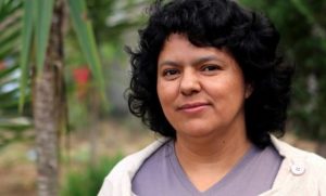 Hija de Berta Cáceres por suspensión de juicio: Exige "justicia verdadera para desmontar la estructura criminal" que mató a su madre