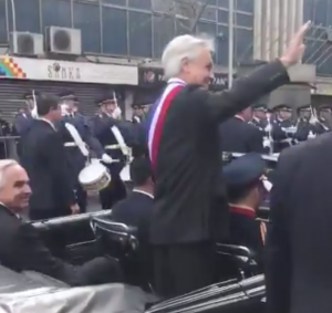 REDES| Viralizan video oficial del Gobierno donde aparece Piñera recibiendo "el cariño" de la gente