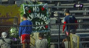 Jugadores de la U rinden homenaje a las víctimas de la dictadura en memorial del Estadio Nacional