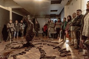 Con crítica a la utilización de los cuerpos mapuche: Sebastián Calfuqueo inauguró muestra en Museo Regional Araucanía