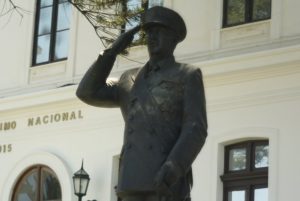 "La Armada es de todos": Ciudadanos por la Memoria realizan funa contra la estatua de José Toribio Merino en Valparaíso
