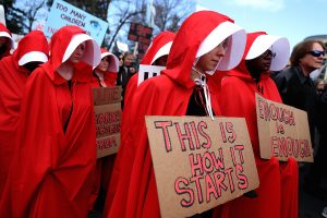 Activistas disfrazadas de "El cuento de la criada" protestan contra el candidato de Trump a la presidencia del Supremo
