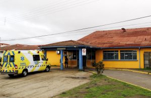 Funcionarios del Hospital de Quintero realizan paro por incumplimiento del gobierno en condiciones para enfrentar crisis