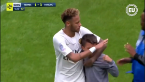 VIDEO| El tierno gesto de Neymar con niño que se metió a la cancha para abrazar a su ídolo