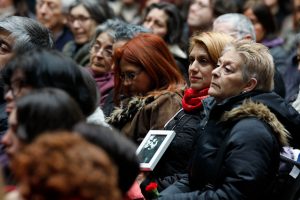"Siempre vivos, siempre vivas": Homenaje en la entrega de títulos póstumos a estudiantes detenidos desaparecidos y ejecutados políticos de la Universidad de Chile