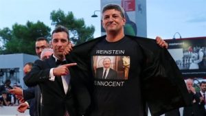 "Weinstein es inocente": La provocadora consigna que lució Luciano Silighini en Venecia, conocido por su apoyo a Trump y Berlusconi