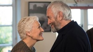 Glenn Close encarna "La Esposa" en un camino que la puede llevar finalmente al Oscar