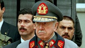 Periodista cuenta que fue castigado con la mitad de su sueldo por referirse a Pinochet al aire como “ex dictador”
