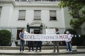 "Tu ignorancia mata": Activistas protestaron contra dichos transfóbicos de la Sociedad Chilena de Endocrinología