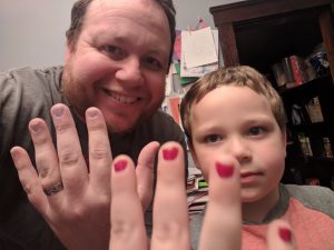 Niño sufrió bullying por pintarse las uñas y la defensa de su padre sacó aplausos: "Sé valiente y brilla mucho"