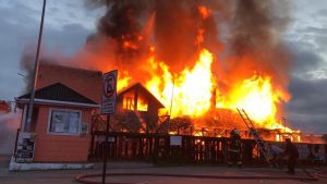 Voraz incendio destruye la Municipalidad de Dalcahue en Chiloé