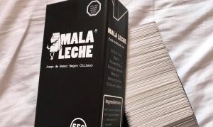 "La inferioridad natural de la mujer" y "violarla en la primera cita": El cuestionado "humor" del juego de mesa chileno "Mala Leche"