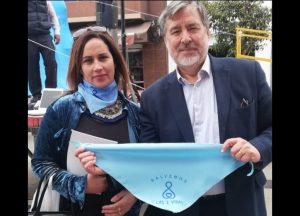 "Salvemos las dos vidas": Alejandro Guillier da explicaciones por foto en la que aparece posando con pañuelo celeste