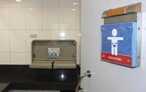 Padre se descargó por ausencia de mudadores en baños masculinos: "Todos tenemos los mismos derechos, deberes y responsabilidades"