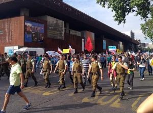 Con luma en mano: Carabineros escoltaron marcha evangélica que protestó contra el aborto y ley de identidad de género