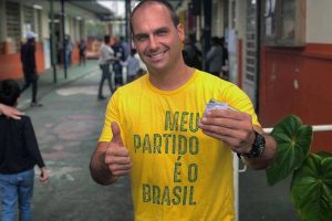 "Las mujeres de derecha son higiénicas": Las polémicas frases del hijo de Bolsonaro que se convirtió en el diputado más votado de la historia de Brasil