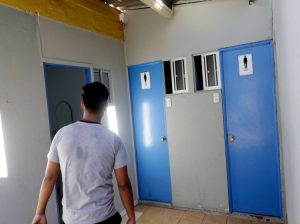 "Acá se aceptan tal como son": Liceo de Calama es pionero en la instalación de baños mixtos para estudiantes trans