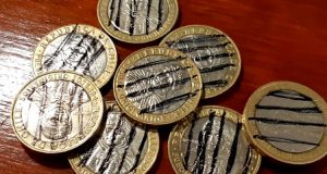 Monedas de libertad: Protesta invita a rayar las monedas de $100 en apoyo al pueblo mapuche