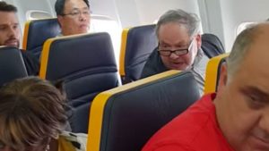 "Negra fea y cabrona": Hombre lanzó ofensas racistas contra mujer y aerolínea resolvió cambiarla de asiento