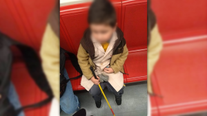 "Mi hijo de 6 años es víctima de la ignorancia de la gente": El relato de la discriminación que sufre niño con baja visión en el Metro