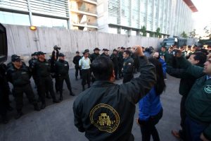 "No nos van a intimidar": Gendarmes inician huelga de hambre y se acuartelan en Santiago 1