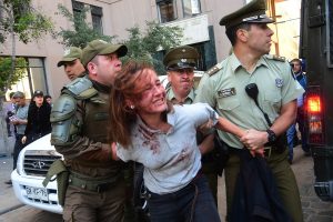 VIDEO| Ex vocera de la Aces fue detenida y desnudada entre golpes de Carabineros tras protesta ante la Dirección General